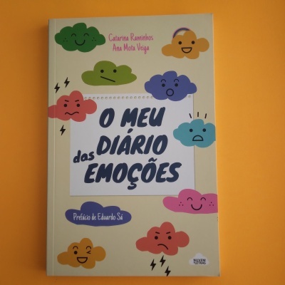 Capa de livro 'O MEU DIÁRIO das EMOÇÕES' com nuvens coloridas e expressivas sobre fundo creme