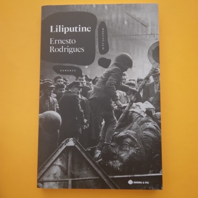 Capa do livro 'Liliputine' de Ernesto Rodrigues com imagem a preto e branco em fundo amarelo