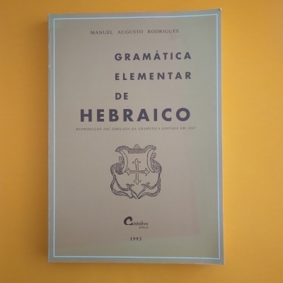 Capa de livro Gramática Elementar de Hebraico sobre fundo amarelo