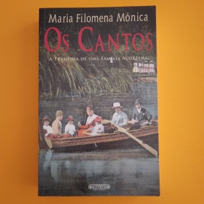 Capa do livro Os Cantos de Maria Filomena Mónica com imagem de pessoas num barco