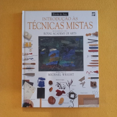 Capa de livro branco com título 'Introdução às Técnicas Mistas' e imagens relacionadas a arte.