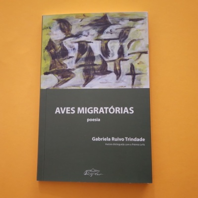 Livro 'AVES MIGRATÓRIAS poesia' de Gabriela Ruivo Trindade com capa verde e arte abstrata