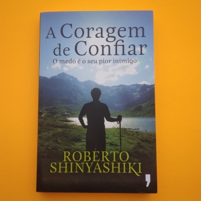 Capa do livro A Coragem de Confiar sobre fundo laranja