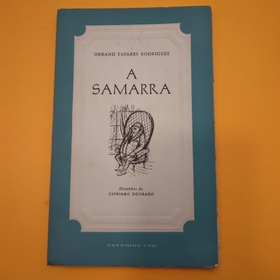 Capa de livro azul com título 'A SAMARRA' e ilustração a preto e branco de pessoa sentada numa cadeira de baloiço.