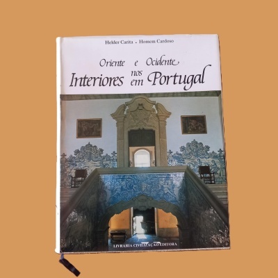 Capa de livro com fotografia de interior português decorado com azulejos azuis e brancos