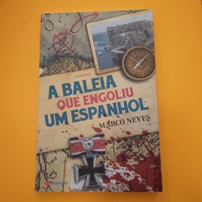 Capa de livro com título A BALEIA QUE ENGOLIU UM ESPANHOL e imagens históricas