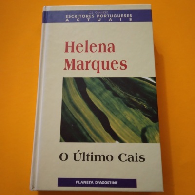 Livro 'O Último Cais' de Helena Marques em fundo laranja