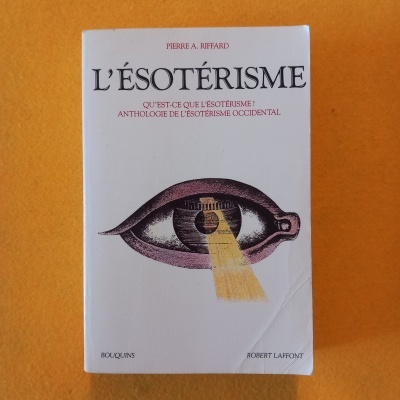 Capa de livro branca com título L'ÉSOTÉRISME, desenho de olho com feixe de luz em fundo laranja