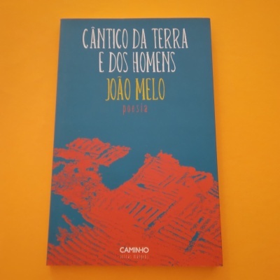 Livro 'CÂNTICO DA TERRA E DOS HOMENS' de João Melo sobre fundo laranja