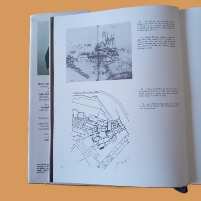 Página de livro com desenho arquitetónico e planta baixa do Palácio da Vila de Sintra, texto bilíngue, português e inglês.