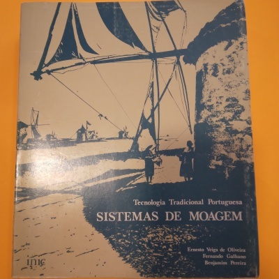 Capa de livro em tons azuis e bege com imagem de moinho de vento e texto sobre sistemas de moagem