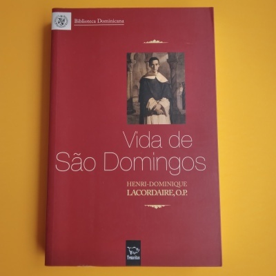 Livro 'Vida de São Domingos' com capa vermelha e imagem de um homem de época