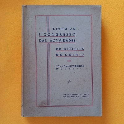 Livro cinza claro intitulado Congresso das Actividades do Distrito de Leiria sobre fundo amarelo