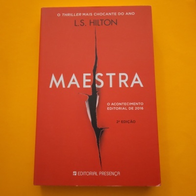 Capa vermelha de livro Maestra com texto e um rasgo vertical