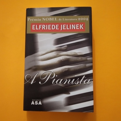 Capa do livro 'A Pianista' com mãos a tocar piano, texto de autoria e prémio Nobel