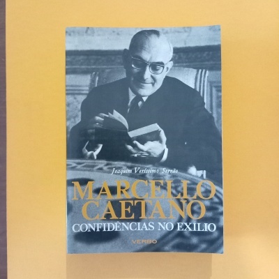 Capa de livro Marcello Caetano Confidências no Exílio com imagem a preto e branco de homem a ler