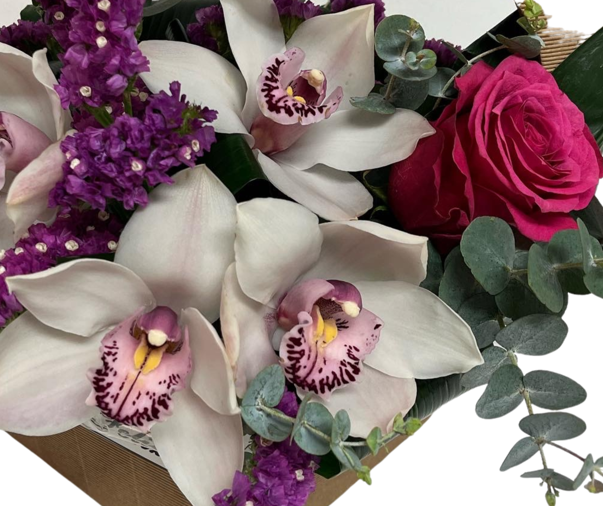 Bouquet de flores com orquídeas, rosa vermelha e flores roxas