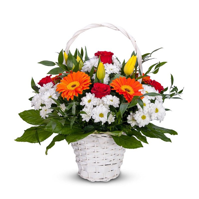 Cesta branca com arranjo de flores coloridas sobre fundo branco