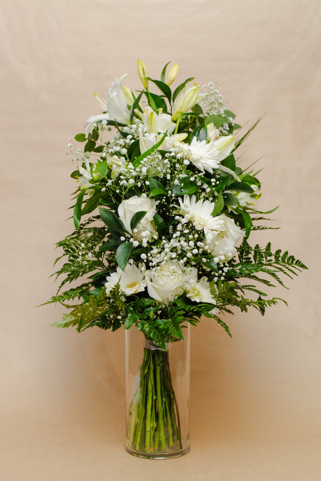 Arranjo floral branco e verde em vaso de vidro transparente