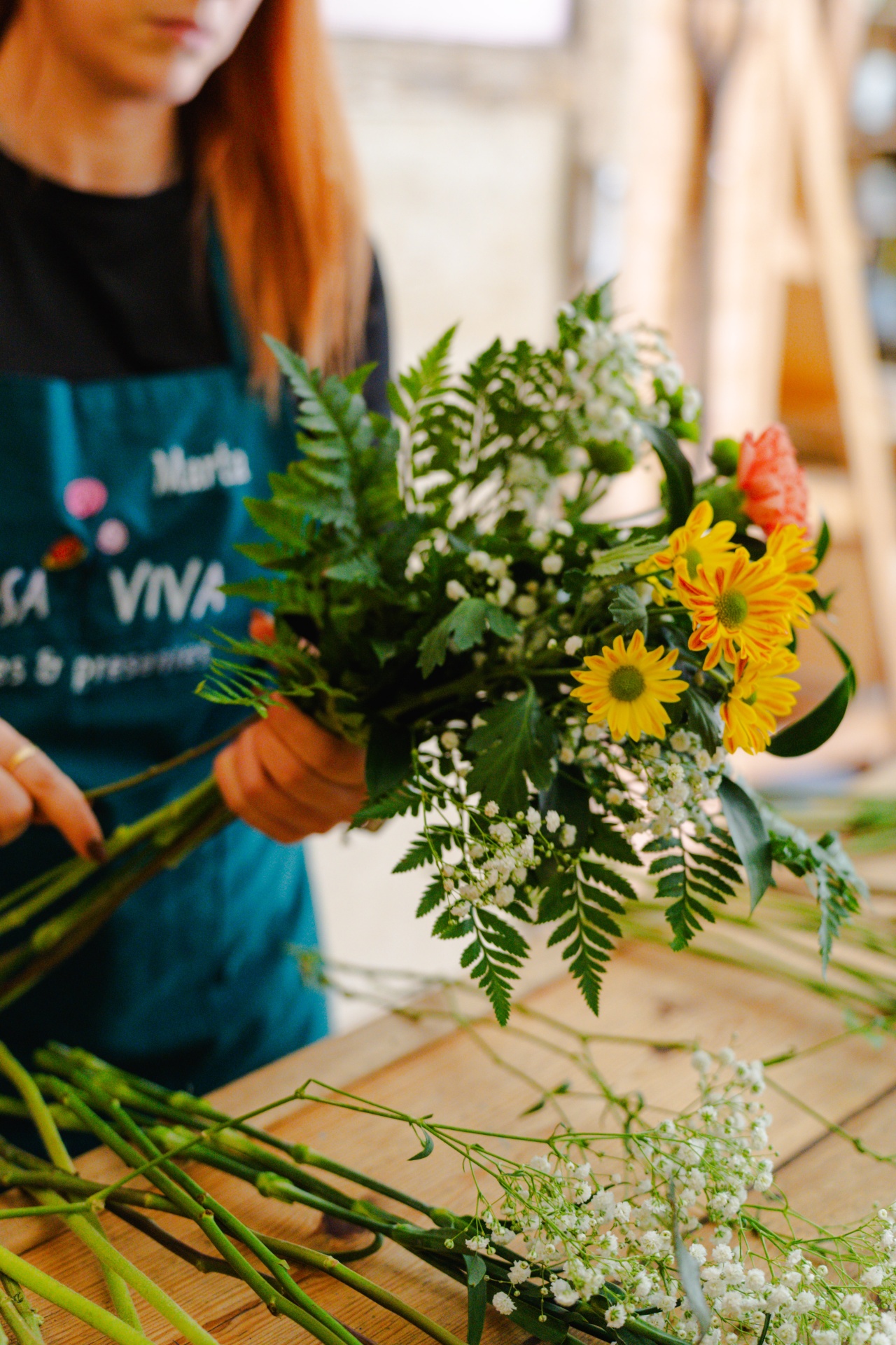 Bouquet com flores amarelas e brancas com folhagem verde