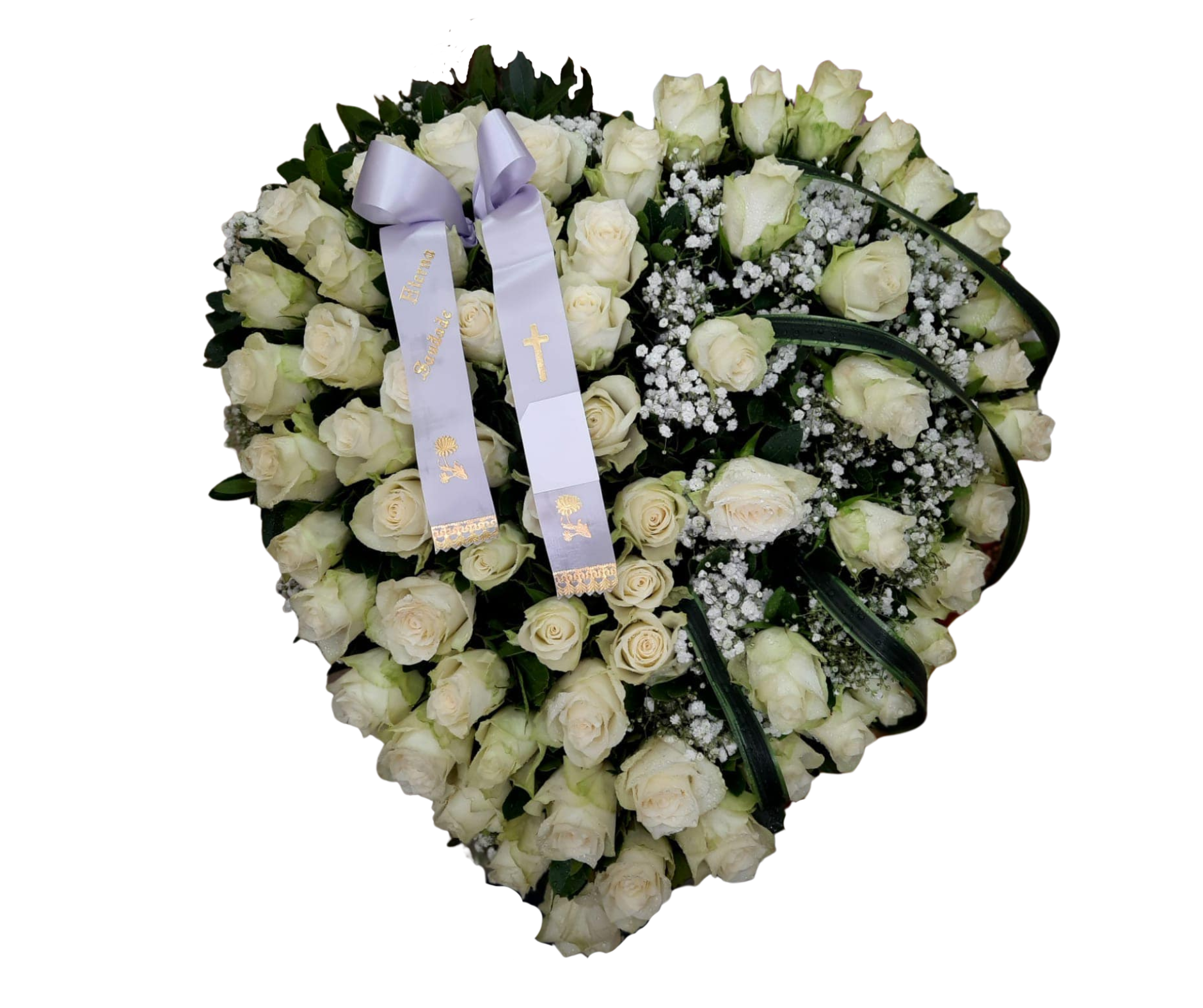Coroa funerária em forma de coração com rosas brancas e fitas brancas com texto dourado