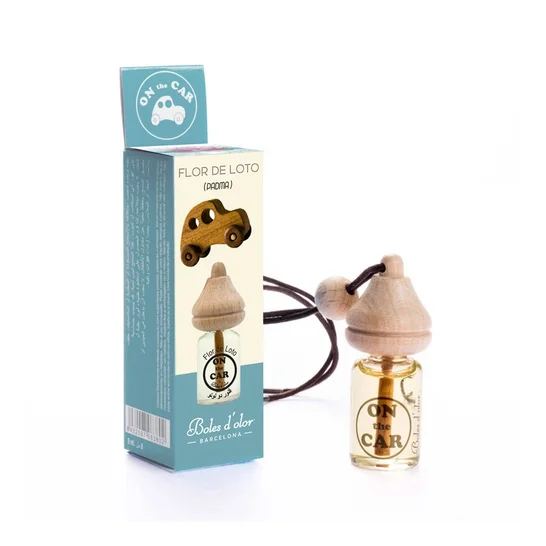Pequeno frasco de fragrância para carro com tampa de madeira e caixa com texto FLOR DE LOTO