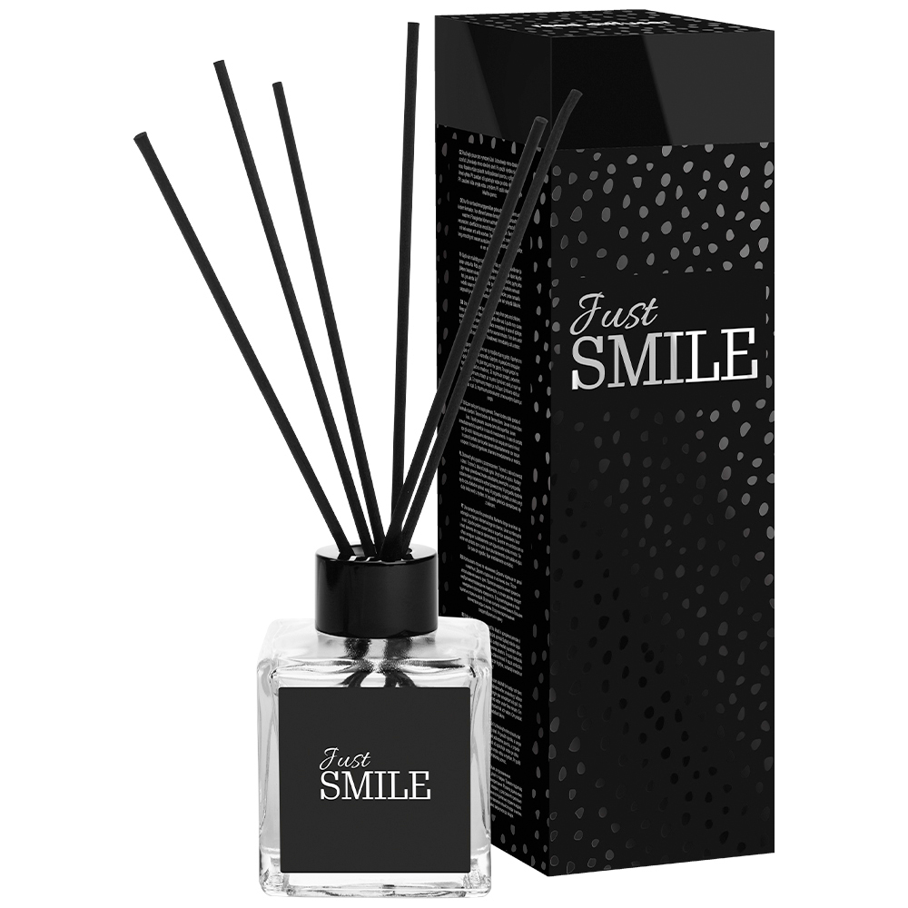 Frasco de difusor de ambiente com embalagem preta e texto Just SMILE