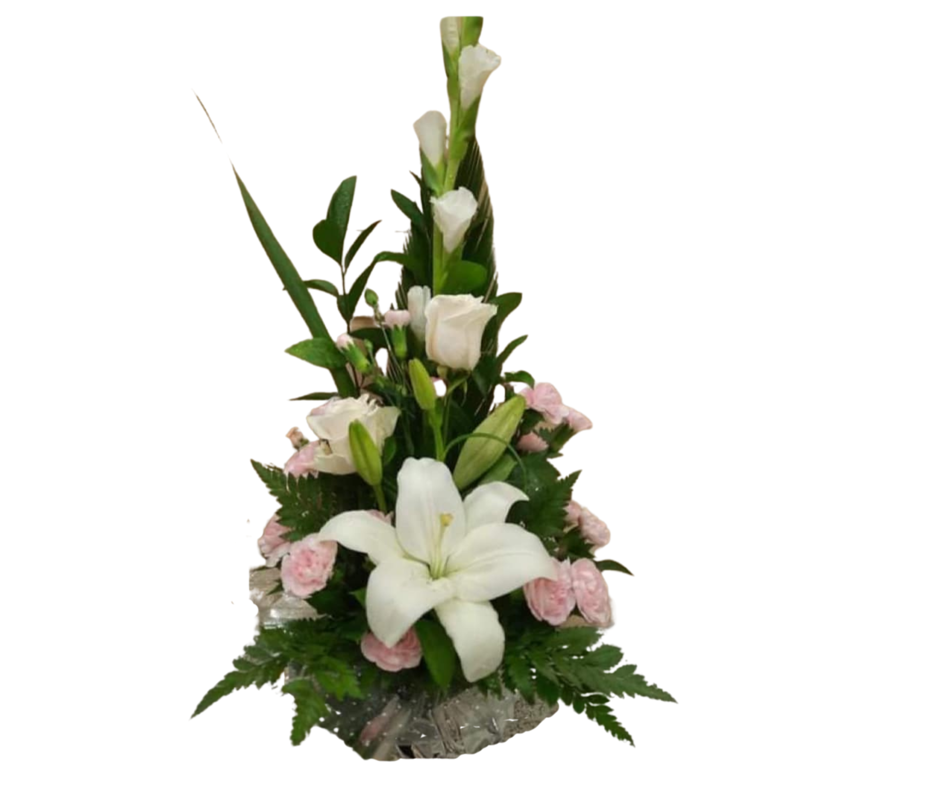 Arranjo floral branco e rosa com folhas verdes