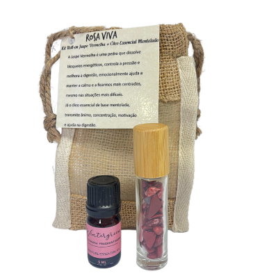 Conjunto de óleo essencial e frasco com pétalas secas sobre saco de tecido rústico com etiqueta