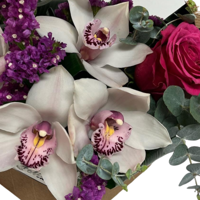 Bouquet de flores com orquídeas, rosa vermelha e flores roxas