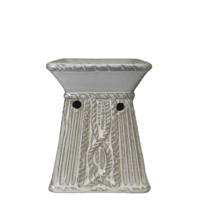 Pedestal decorativo em cerâmica branca com textura em relevo e orifícios circulares