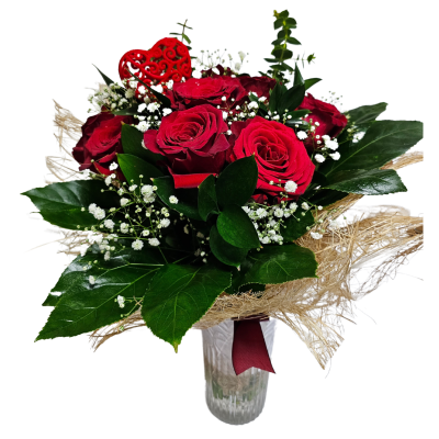 Bouquet de flores com rosas vermelhas, flores brancas e folhagem em vaso de vidro