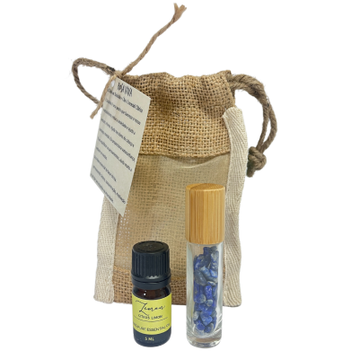 Conjunto de óleo essencial e pedras azuis com saco de juta e etiqueta