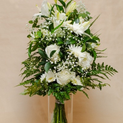 Arranjo floral branco e verde em vaso de vidro transparente