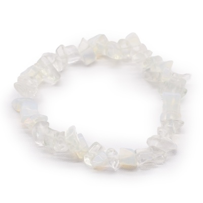 Pulseira elástica com pedras brancas opalescentes irregulares