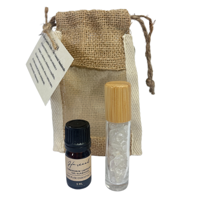 Conjunto com frasco de óleo essencial, frasco com cristais transparentes e saco rústico de tela de saco