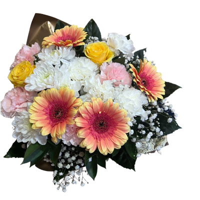 Bouquet colorido de flores variadas em papel dourado