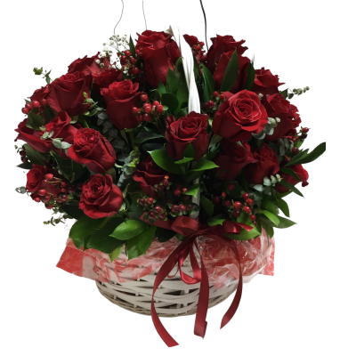 Cesto branco com arranjo de rosas vermelhas e folhagem verde