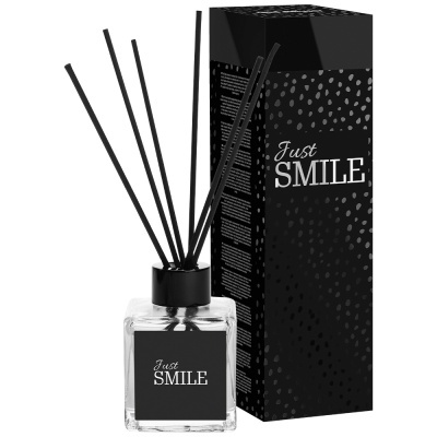 Frasco de difusor de ambiente com embalagem preta e texto Just SMILE