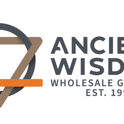 Logótipo com triângulo castanho, círculo cinzento, linha laranja e texto ANCIENT WISDOM WHOLESALE GIFTWARE EST. 1995