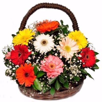 Cesto de flores coloridas com alça de vime