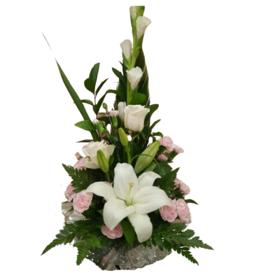 Arranjo floral branco e rosa com folhas verdes