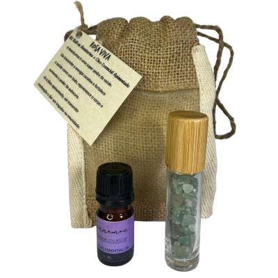 Kit com saco de tecido castanho, frasco pequeno com líquido e frasco com pedras verdes