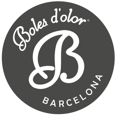 Logótipo circular cinzento escuro com texto branco Boles d'olor BARCELONA e letra B estilizada ao centro