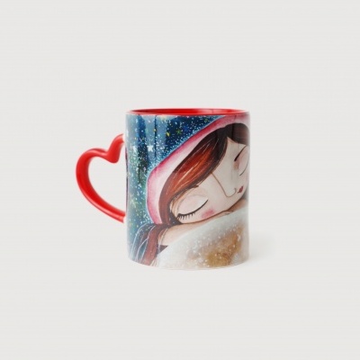 Caneca de cerâmica vermelha com pega em forma de coração e ilustração de rapariga a descansar