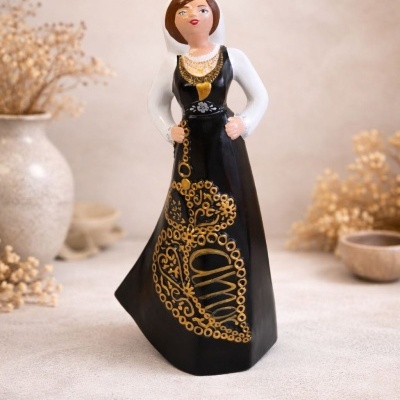 Figura decorativa feminina em cerâmica com vestido preto e detalhes dourados
