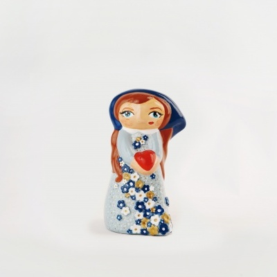 Figurinha cerâmica mulher com vestido florido e coração vermelho