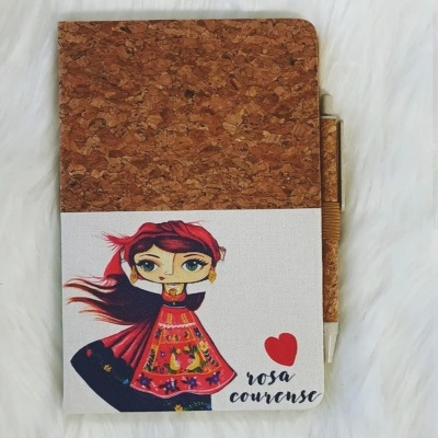Caderno com capa de cortiça e ilustração de personagem feminina em vestido tradicional
