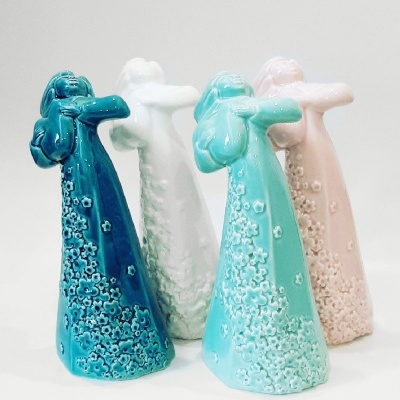 Figuras decorativas em cerâmica esmaltada com padrão floral em relevo