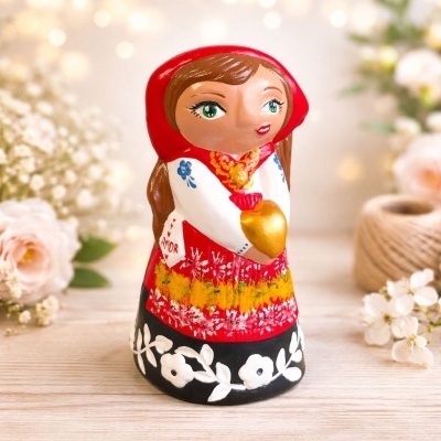 Figura decorativa cerâmica mulher com lenço vermelho e vestido colorido segurando coração dourado